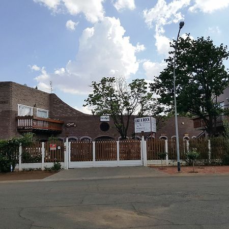 Like A Rock Hotel Bloemfontein Bagian luar foto